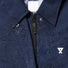 Détail du trench-coat imperméable unisexe Fudoon bleu avec gouttes d'eau sur tissu et fermeture éclair