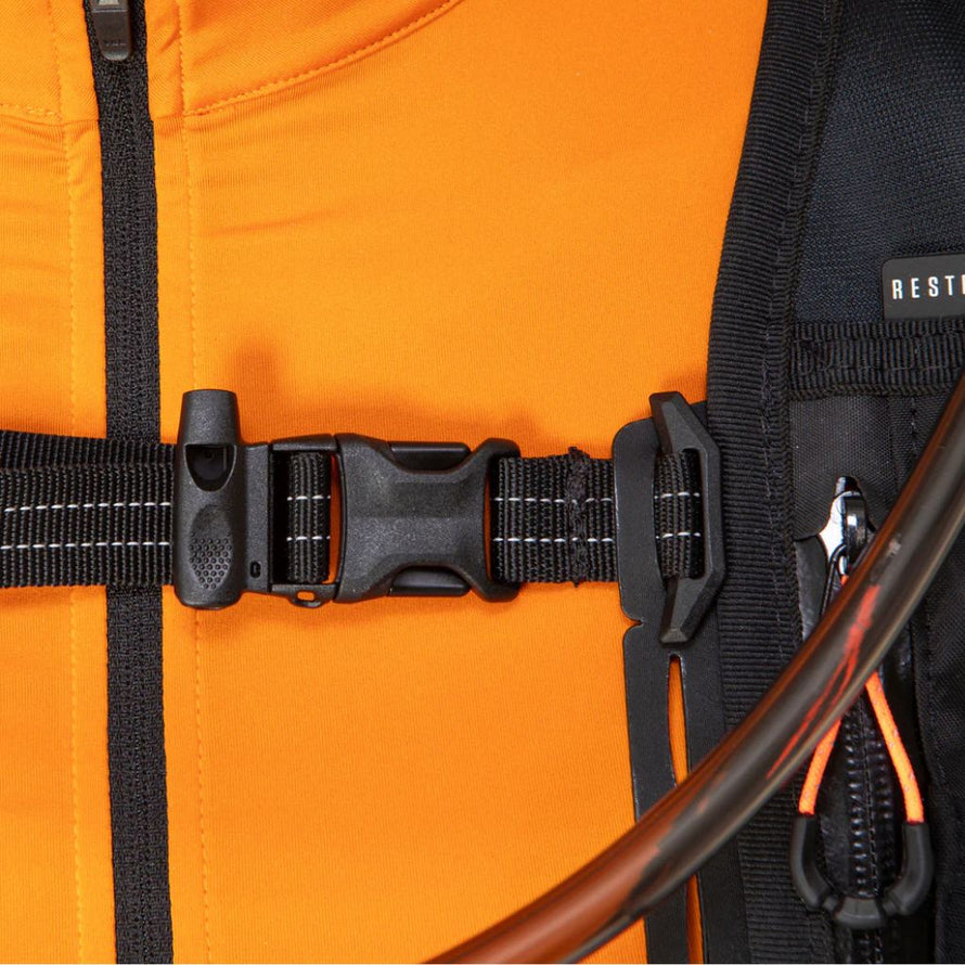 Vue latérale du gilet d’hydratation Restrap montrant son ajustement ergonomique