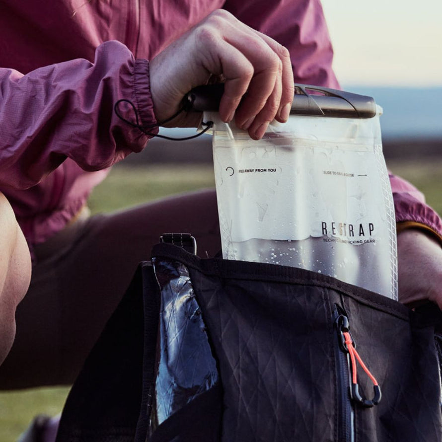 Détail de la poche à eau intégrée du gilet d’hydratation Restrap