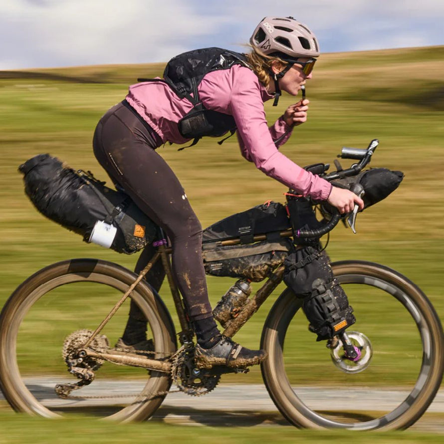 Gilet d’hydratation Restrap utilisé en sortie bikepacking