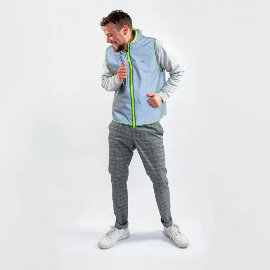 Gilet reflecteur homme gris modele Darknight de Go Fluo pour cyclistes urbains souhaitant plus de securite