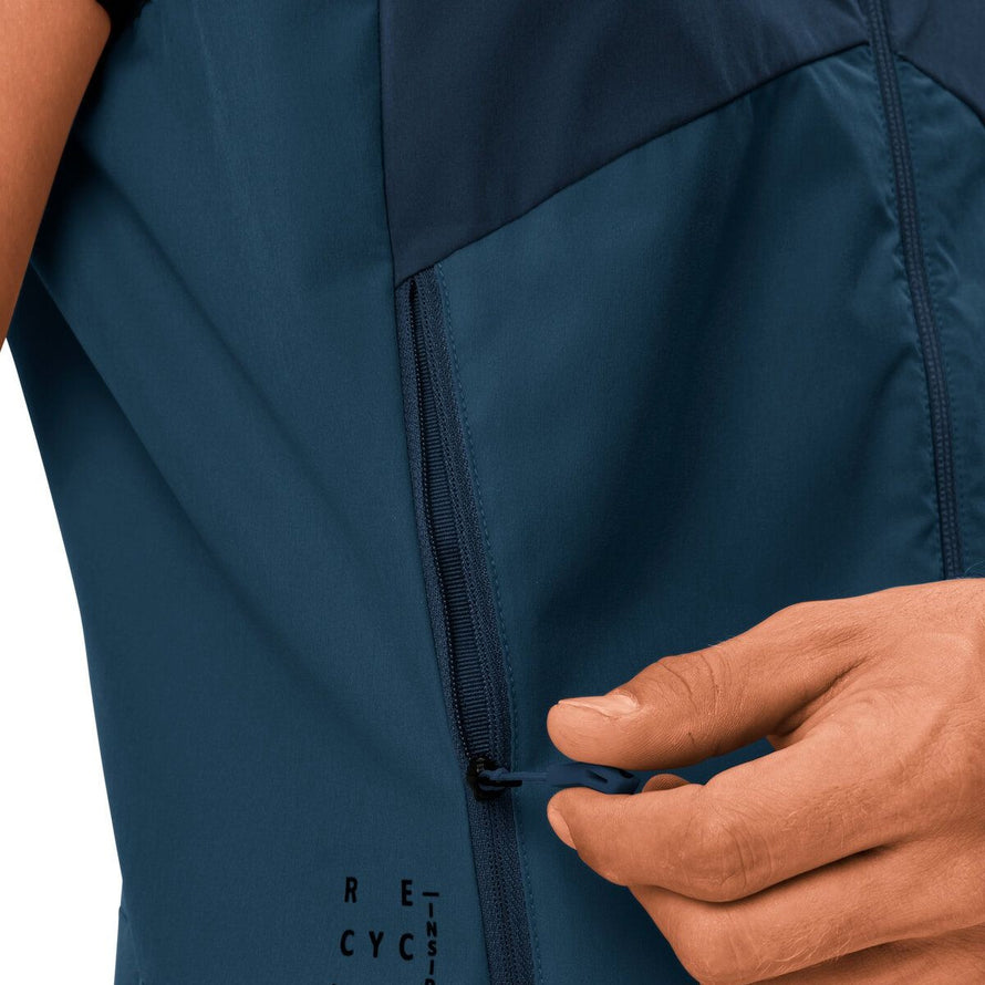 Gilet de vélo homme Vaude Scopi bleu avec fermeture zip pratique, coupe-vent et léger pour cyclisme