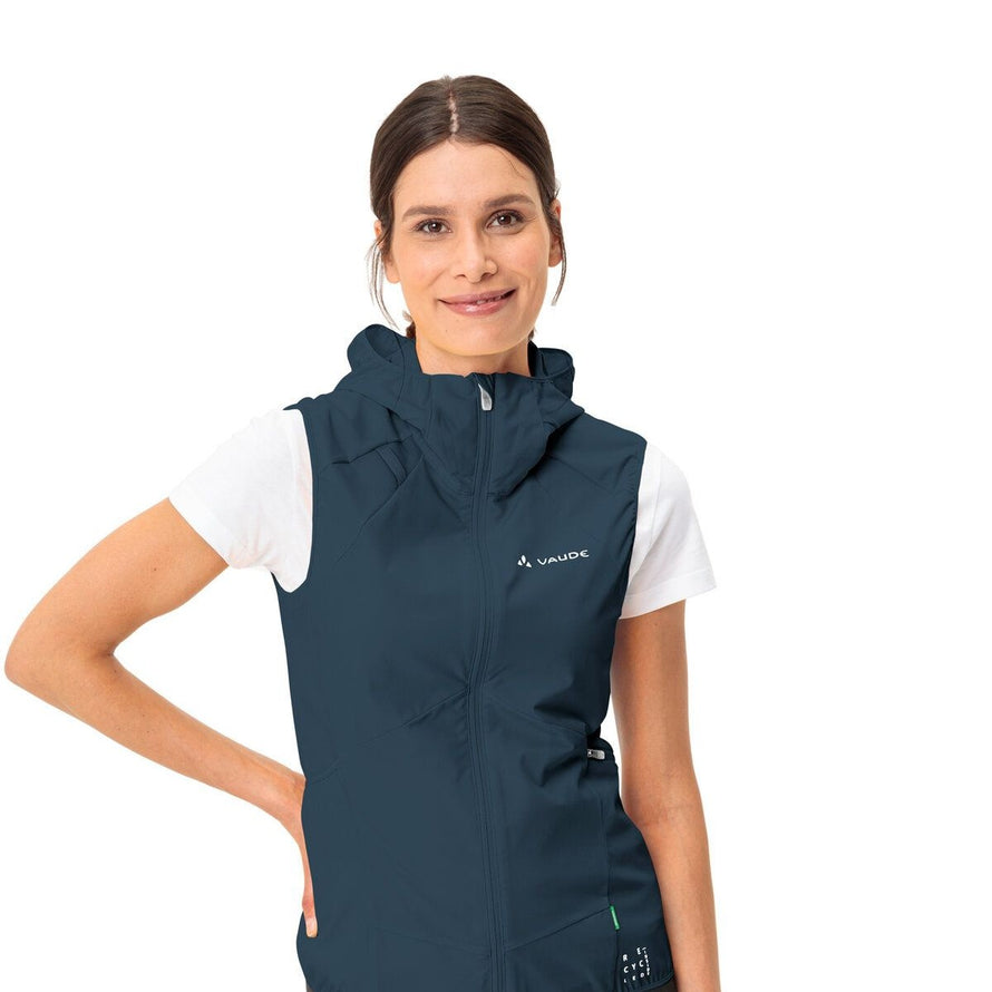 Gilet vélo coupe-vent Vaude Scopi femme bleu marine avec capuche, léger et confortable pour cyclisme