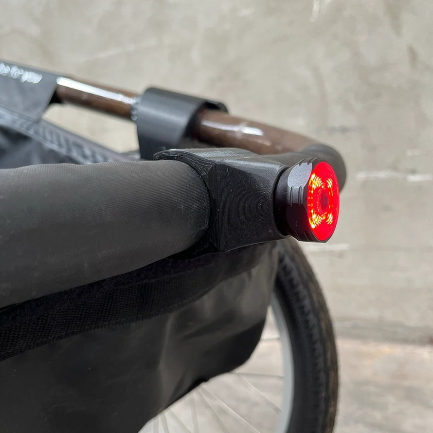 Lampe arriere stop rouge pour remorque velo Globeforyou Maina, ideale pour securiser vos trajets en ville
