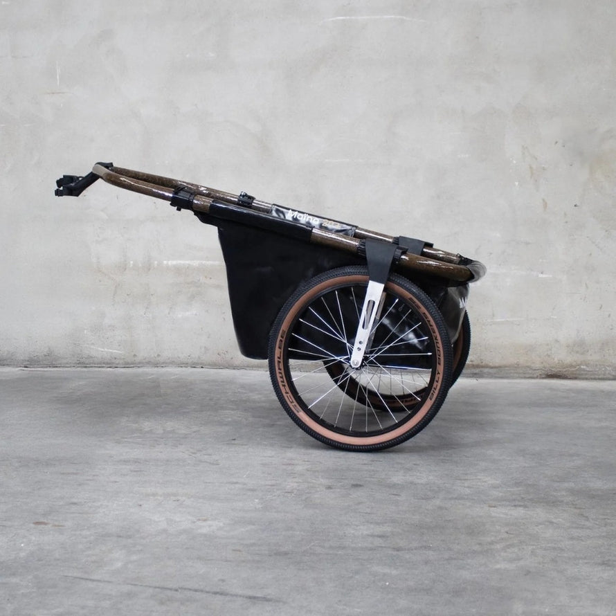 Remorque utilitaire vélo Maïna 20 Globeforyou pliée et posée au sol pour un rangement pratique et gain de place