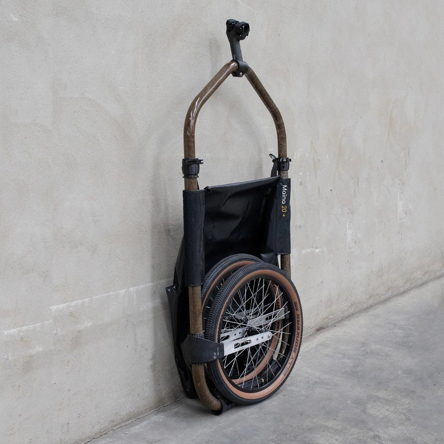 Remorque utilitaire vélo Maïna 20 plus de Globeforyou pliée verticalement pour un rangement facile et gain de place