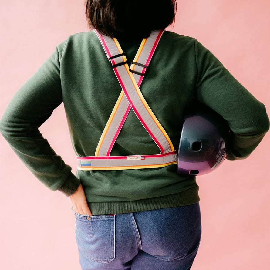 Harnais reflechissant Suzon & Suzette avec rayures jaune et rose pour securite et visibilite a velo