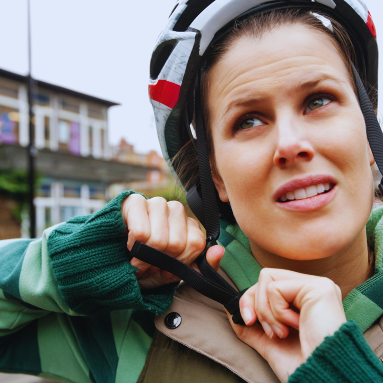 Come regolare un casco da bicicletta?