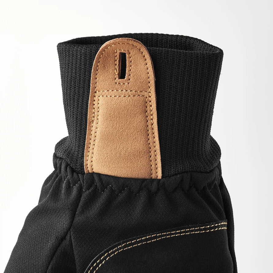 Détail de la moufle mitaine Hestra Windbreaker Pull Over Mitt noire avec renforts en cuir pour cyclisme