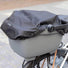 Housse du pack transport installée sur le panier Clipper arrière pour vélo. 