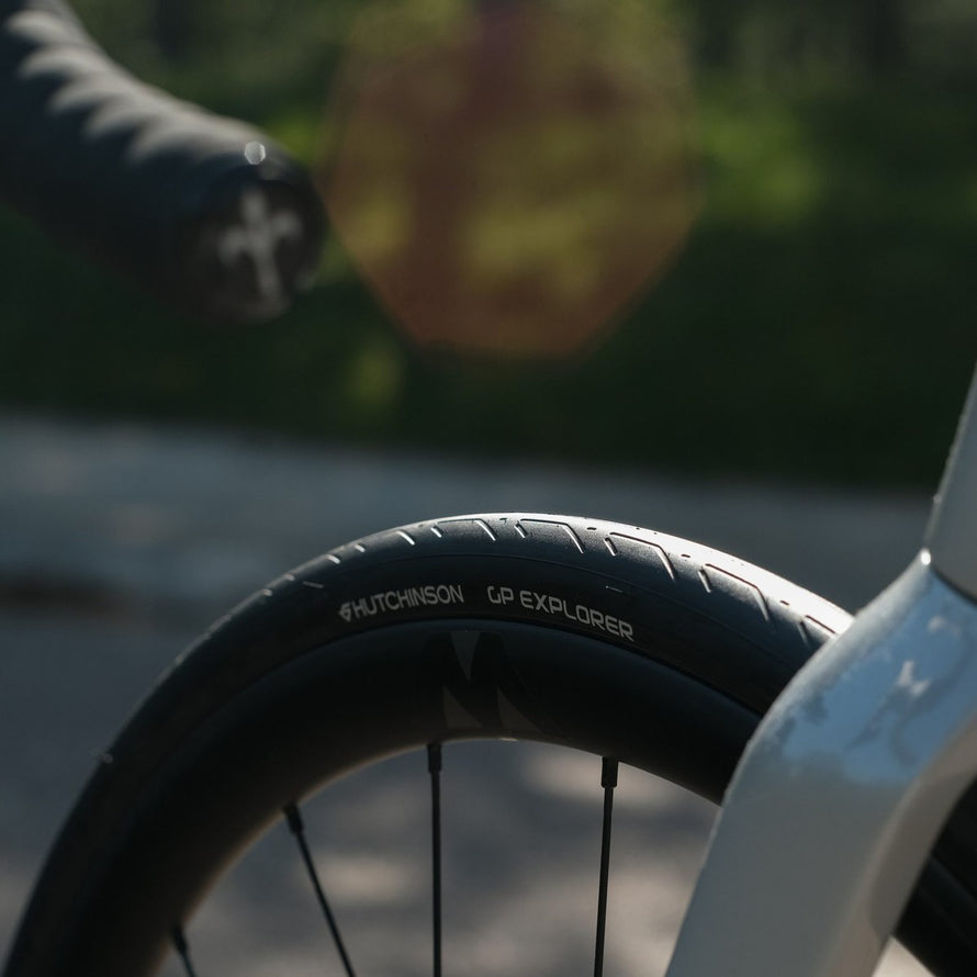 Pneu Hutchinson GP Explorer pour vélo route, conçu pour une adhérence optimale et une grande résistance