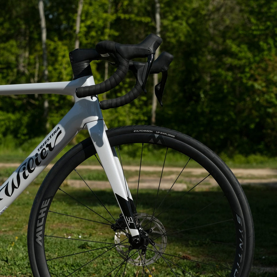 Pneu Hutchinson GP Explorer pour vélo route, alliant performance et robustesse pour toutes vos sorties