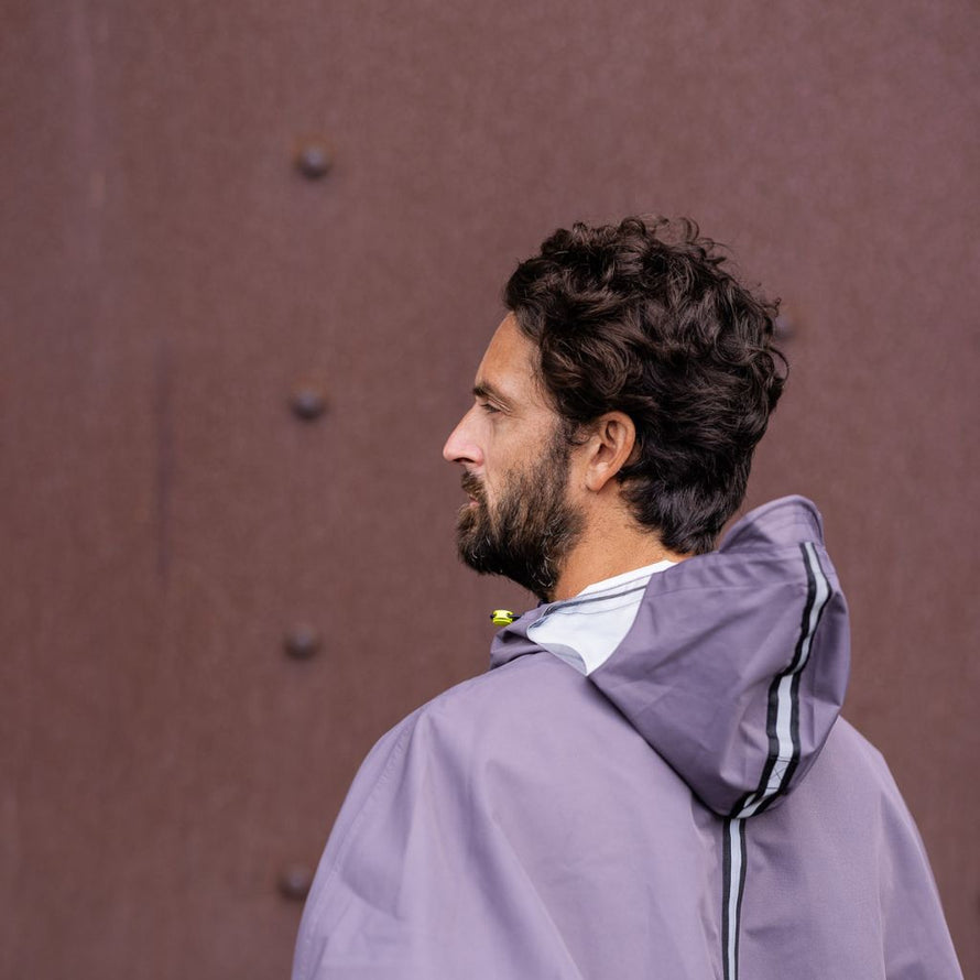 Cape de pluie vélo imperméable unisexe recyclée avec capuche, adaptée aux trajets quotidiens.