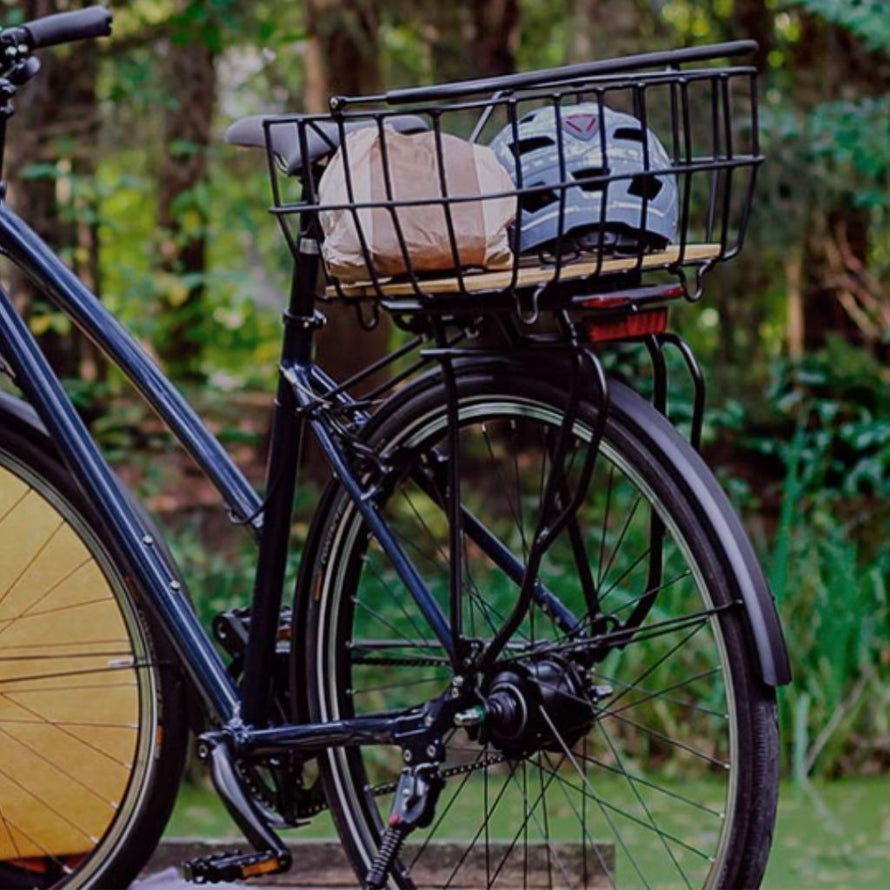 Installation Racktime avec plaque d'adaptation pour transporter un panier à vélo