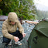 Personne installe la tente MSR Hubba Hubba HD 2P résistante à la pluie pour bivouac outdoor à deux