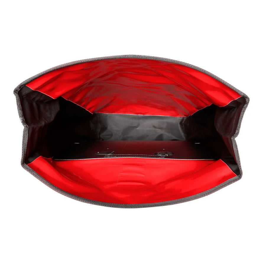 Interieur rouge du sac a dos velo etanche Messenger Bag de la marque Ortlieb, parfait pour le transport urbain