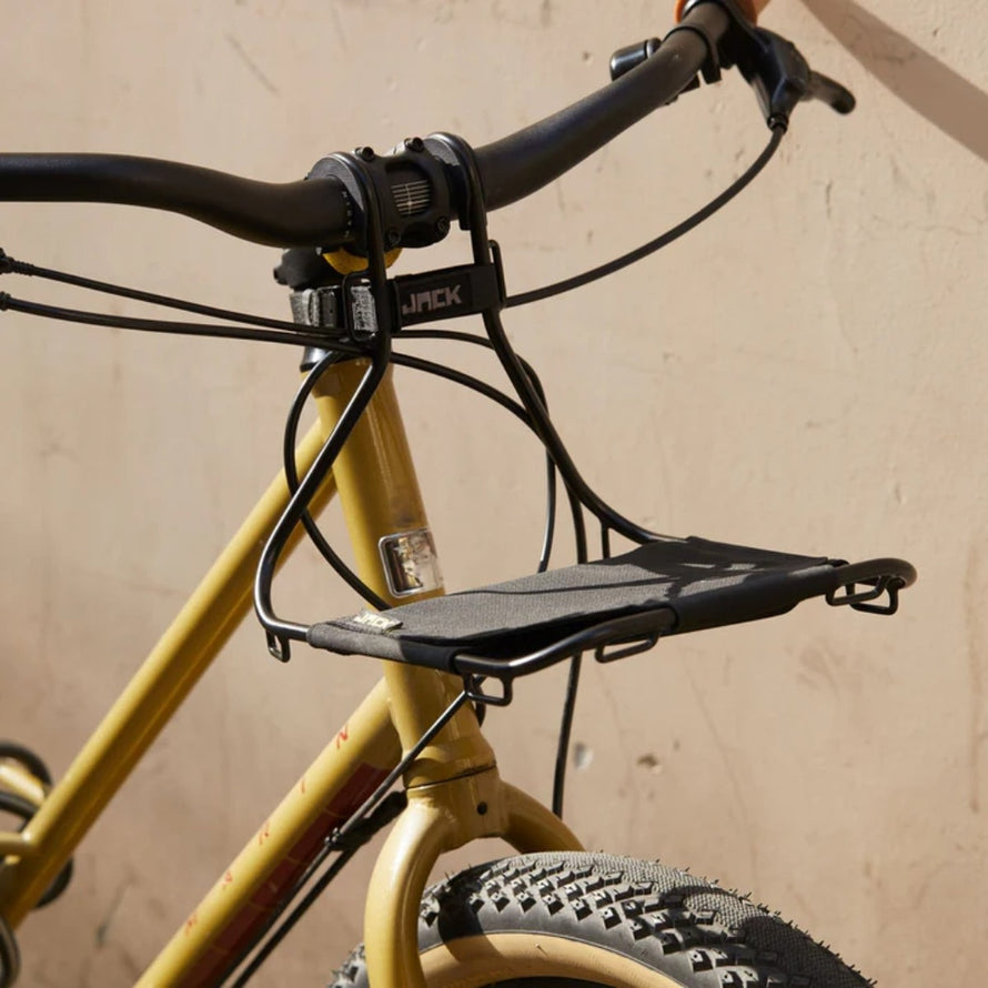 Porte bagages avant Jack the bike rack avec support textile noir, robuste et léger pour vélo urbain