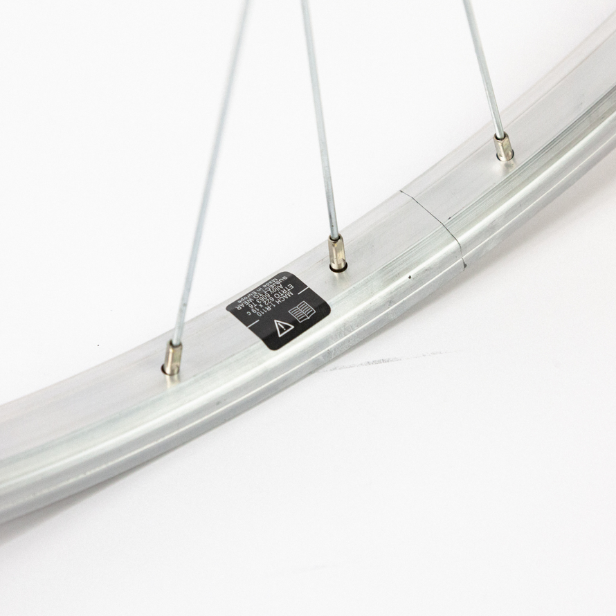 Détail de la jante de la roue avant 28 pouces avec axe à écrous