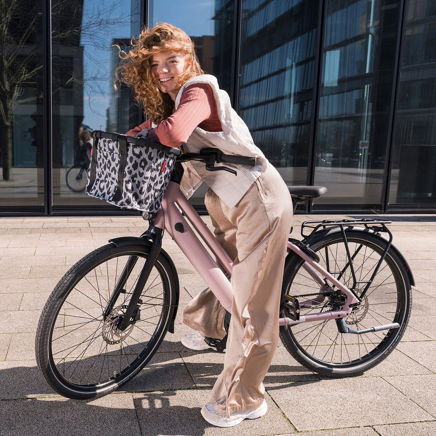 Panier avant vélo Klickfix Bikebasket 15L motif leopard, léger et facile à fixer pour vos déplacements quotidiens