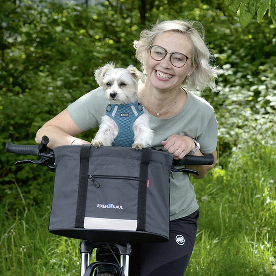 Sac de velo pour chien Doggy de la marque KLICKfix avec chien et femme en balade en plein air