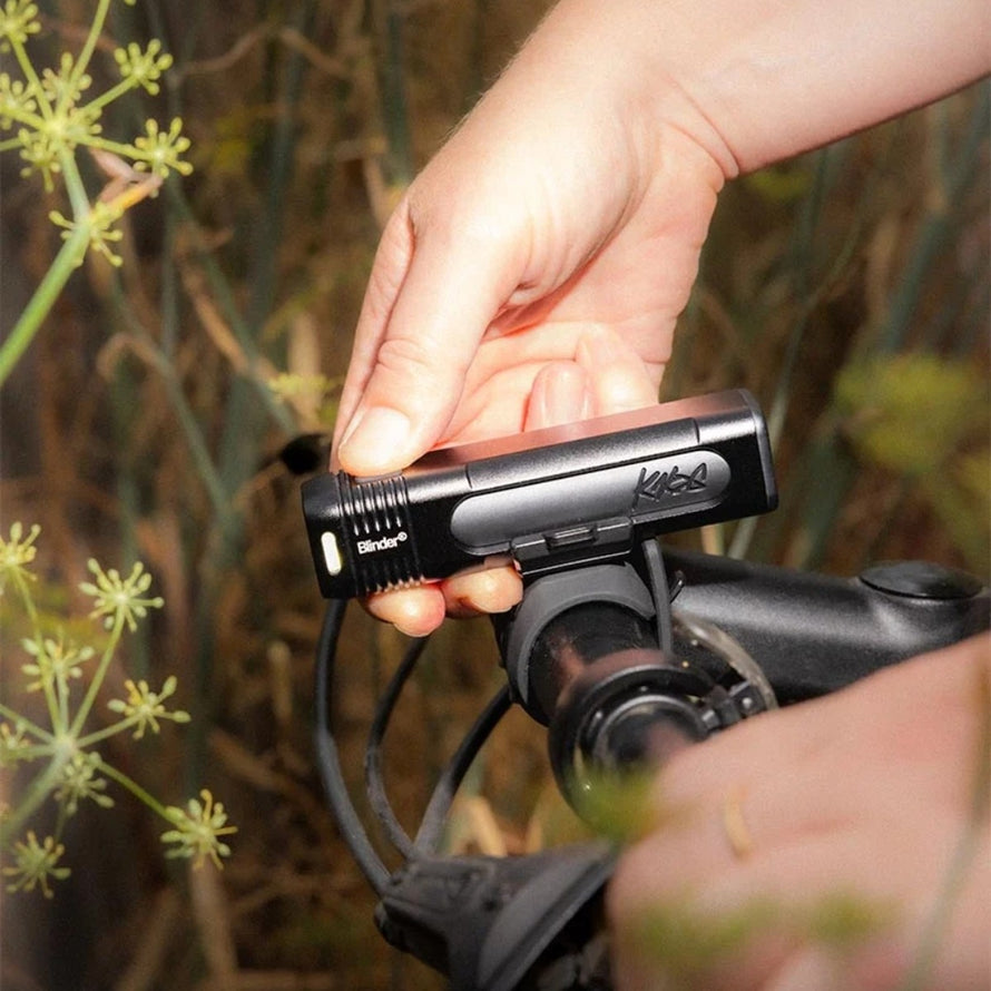 Lampe avant compacte Knog Blinder 700 pour velo avec fixation rapide et batterie rechargeable