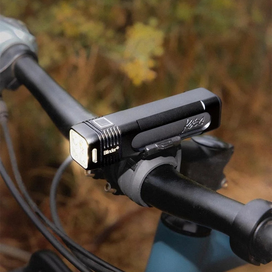 Lampe avant Knog Blinder 700 puissante et compacte pour velo avec fixation rapide et batterie rechargeable