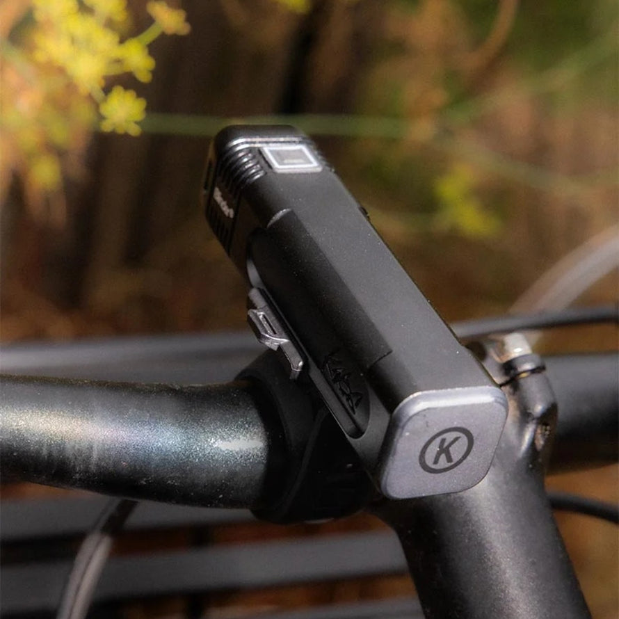 Kit eclairage velo Knog Blinder 700 et Square avec lampe avant et feu arriere rechargeables et compacts