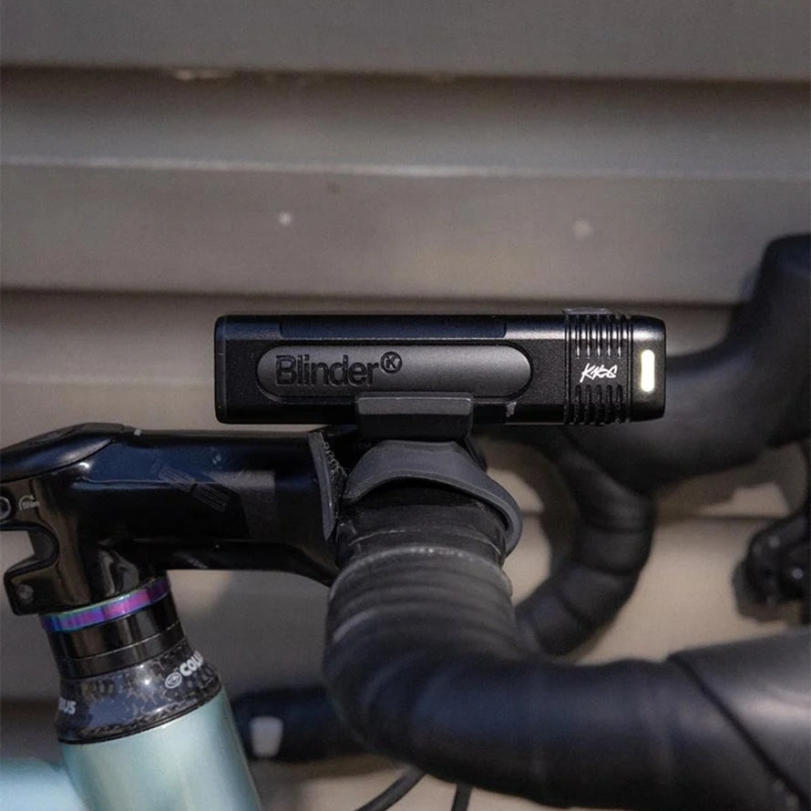 Lampe avant compacte Knog Blinder Pro 1000 avec 1000 lumens pour sécurité et visibilité en conditions urbaines et nocturnes