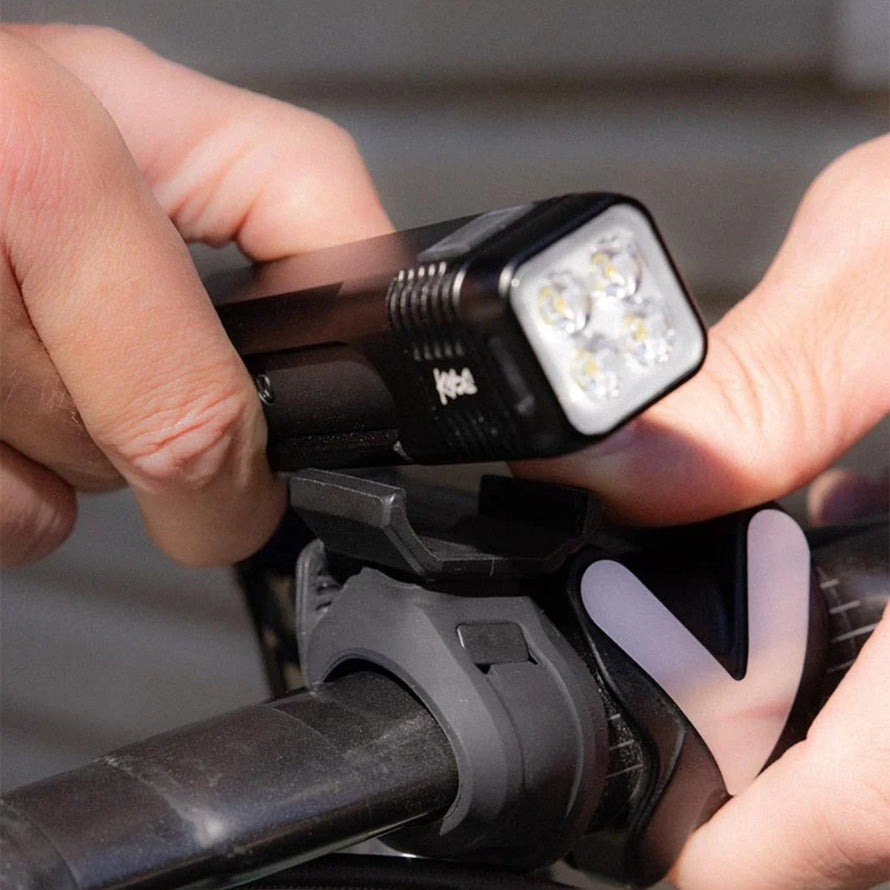 Lampe avant compacte Knog Blinder Pro 1000 avec 4 LEDs puissantes pour une visibilité maximale en vélo