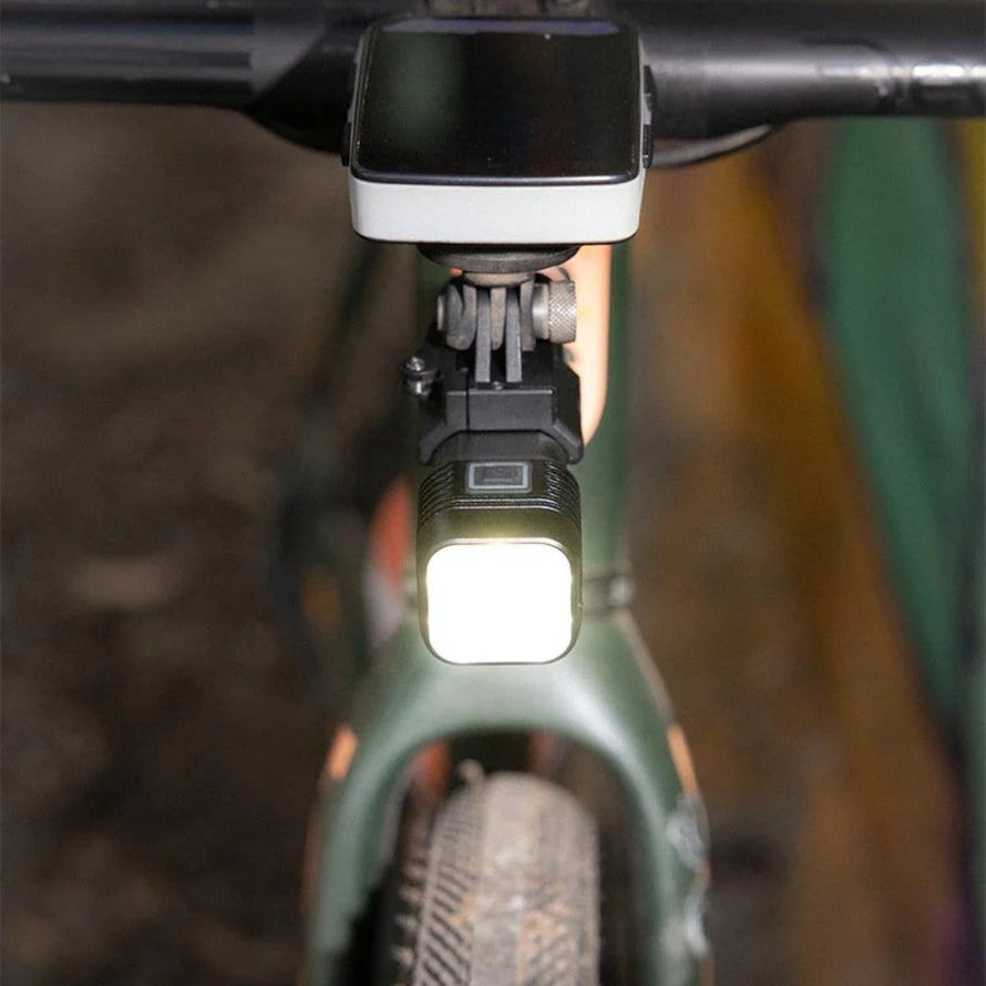 Eclairage avant Knog Blinder Pro 1400 lumens, led puissante et design compact pour une sécurité maximale à vélo