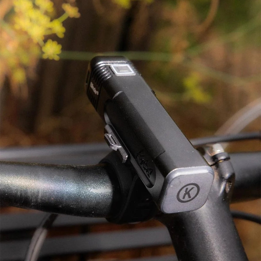 Kit eclairage velo Knog Blinder Pro 700 Plus noir avec leds puissantes et recharge usb pour securite et visibilite optimale