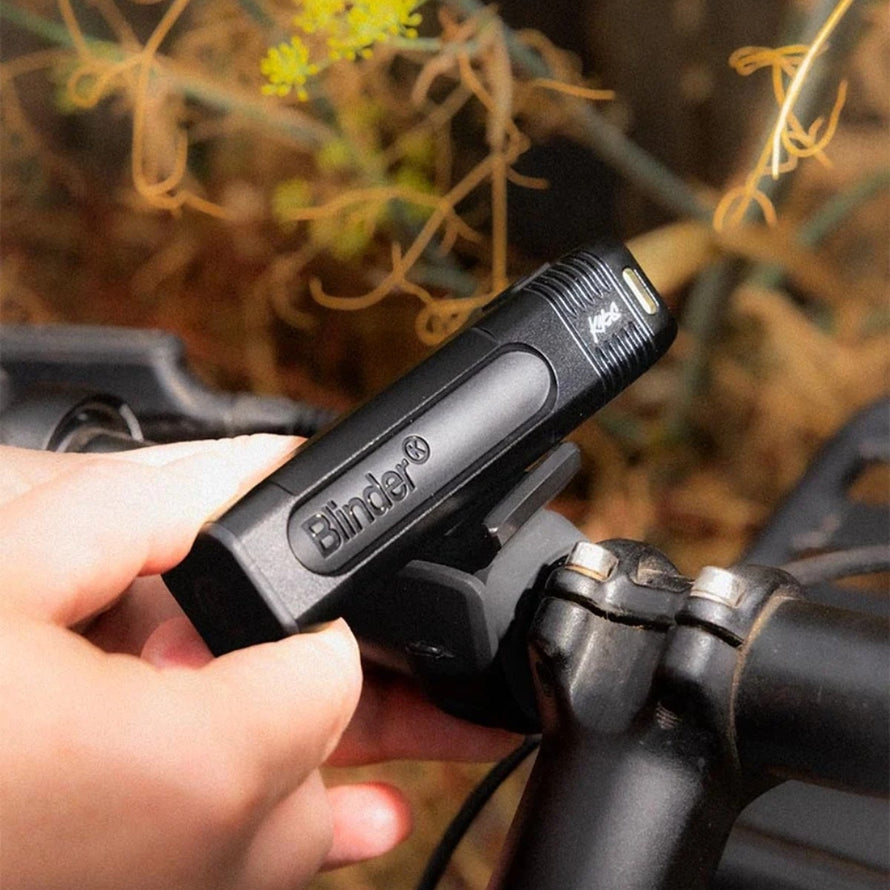 Lampe avant vélo Knog Blinder Pro 700 USB-C, éclairage LED puissant et rechargeable pour sécurité et visibilité optimale