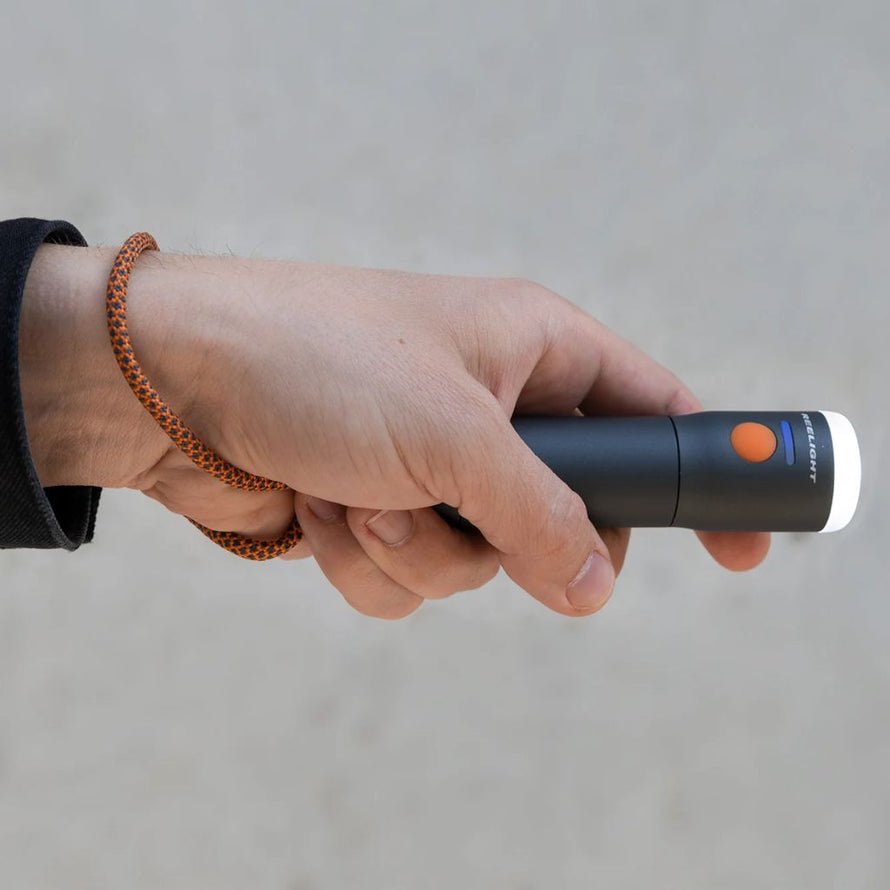 La lampe torche de Reelight se fixe impeccablement sur un guidon de vélo pour servir aussi de phare avant