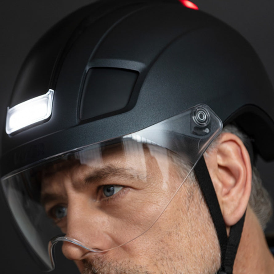 Casque velo urbain Lazer Nova KinetiCore LED Winterkit noir avec visiere transparente et eclairage LED pour securite urbaine