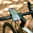 Support porte telephone velo Look Loop Mount universel avec rotation 360 degres pour une fixation securisee au guidon