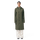 Une femme porte une parka Maium army green. 