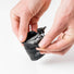 Mini couverture Matador Pocket Blanket Mini dans sa pochette noire compacte, idéale pour cyclistes et activités outdoor