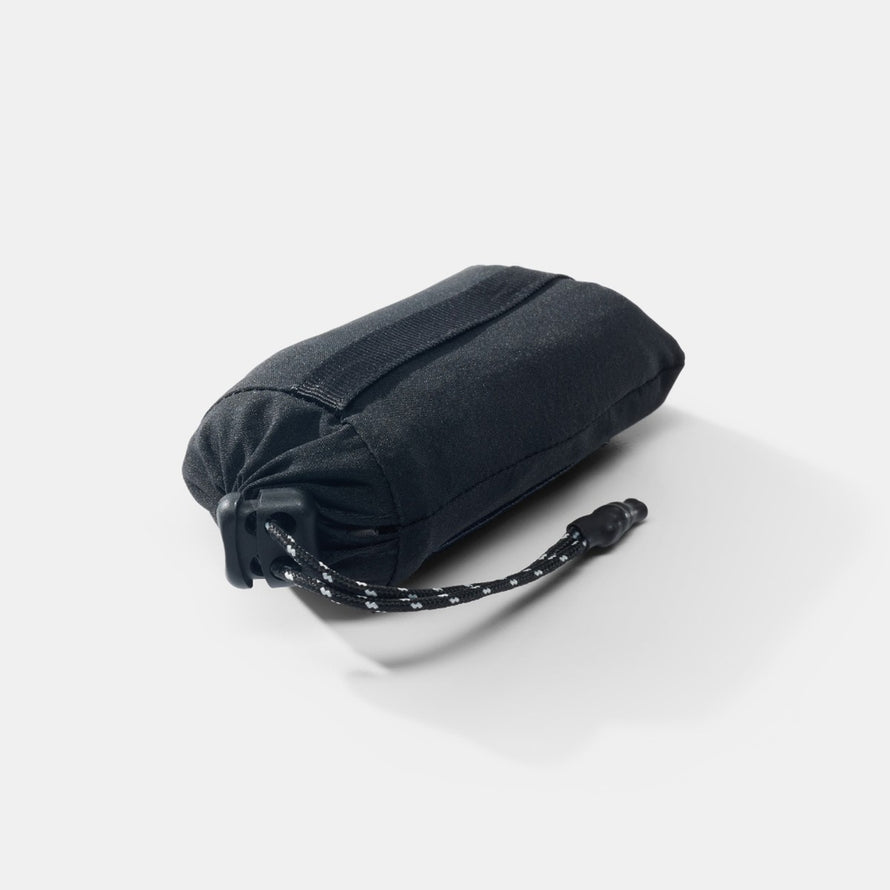 Sacoche noire compacte avec cordon de serrage de la mini couverture Matador Pocket Blanket Mini pour cyclistes