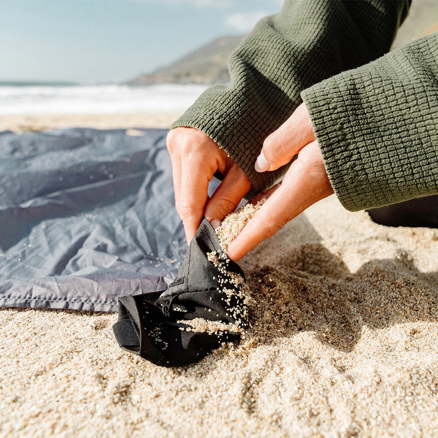 Nettoyage du sable sur la couverture de poche Matador Pocket Blanket, légère et pratique pour activités outdoor