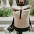 Sac à dos roll-top MeroMero Squamish V3 beige avec base noire, robuste et pratique pour cyclistes urbains