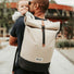 Sac à dos roll-top MeroMero Squamish V3 beige foncé avec base noire, parfait pour cyclistes urbains et usage quotidien