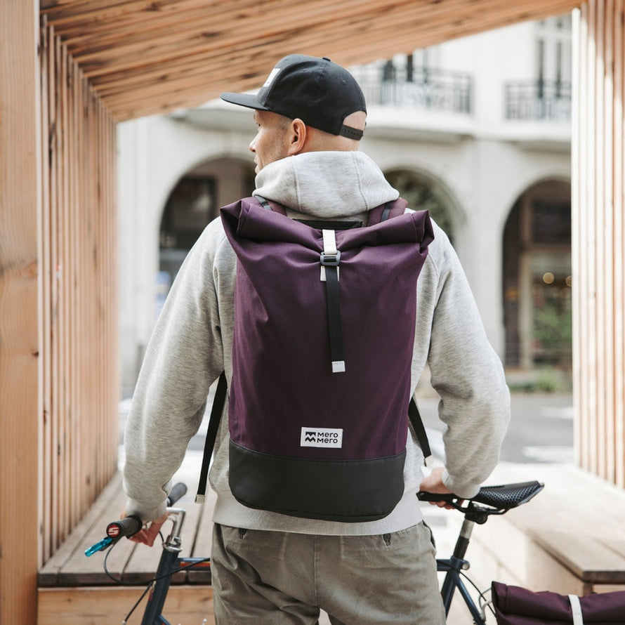 Sac à dos roll-top MeroMero Squamish V3 bordeaux avec base noire, idéal pour cyclistes urbains modernes