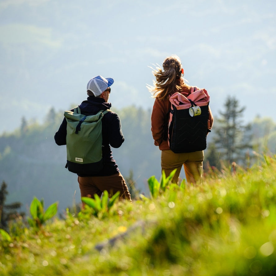 Sac à dos roll-top Meromero Squamish V3 rose et noir, parfait pour randonnées et sorties à vélo