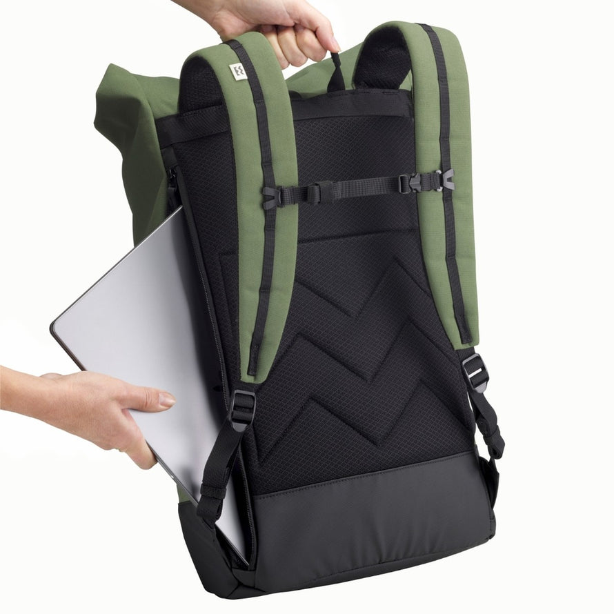 Sac à dos roll-top Meromero Squamish V3 vert foncé avec base noire, conçu pour cyclistes urbains et transport sécurisé de laptop