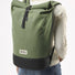 Sac a dos roll-top MeroMero Squamish V3 vert fonce avec base noire, ideal pour cyclistes urbains
