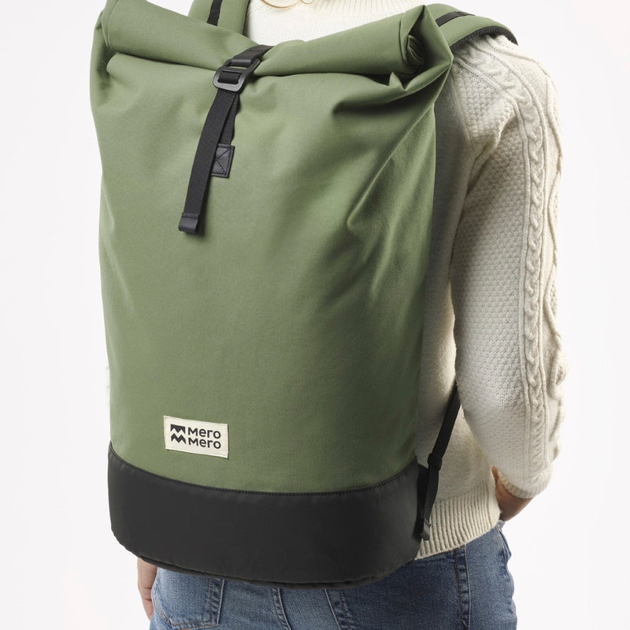 Sac a dos roll-top MeroMero Squamish V3 vert fonce avec base noire, ideal pour cyclistes urbains