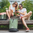 Sac a dos roll-top MeroMero Squamish V3 vert pale avec base noire, parfait pour cyclistes urbains modernes