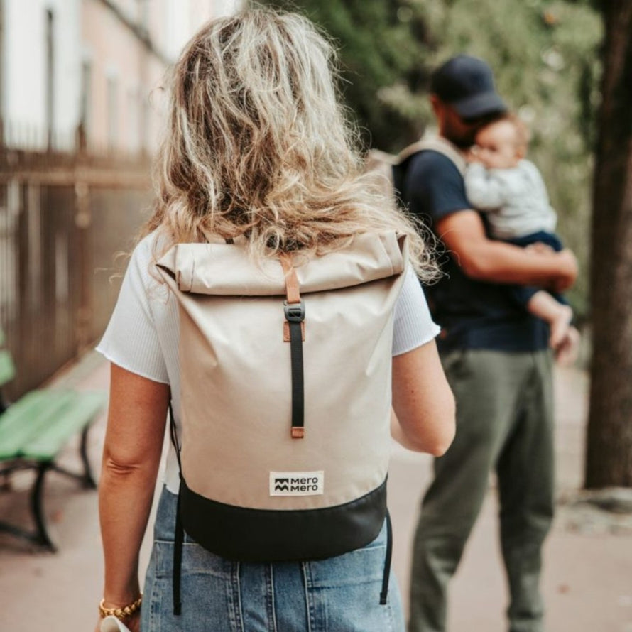 Sac a dos imperméable roll-top MeroMero Wanaka beige et noir, idéal pour cyclistes urbains
