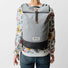 Sac a dos imperméable roll-top MeroMero Wanaka gris porté par femme, parfait pour trajets urbains à vélo