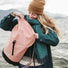 Sac a dos roll-top imperméable Meromero Wanaka rose avec base noire, parfait pour les trajets à vélo urbains